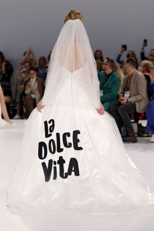 Tendencias novias 2026 negro letras