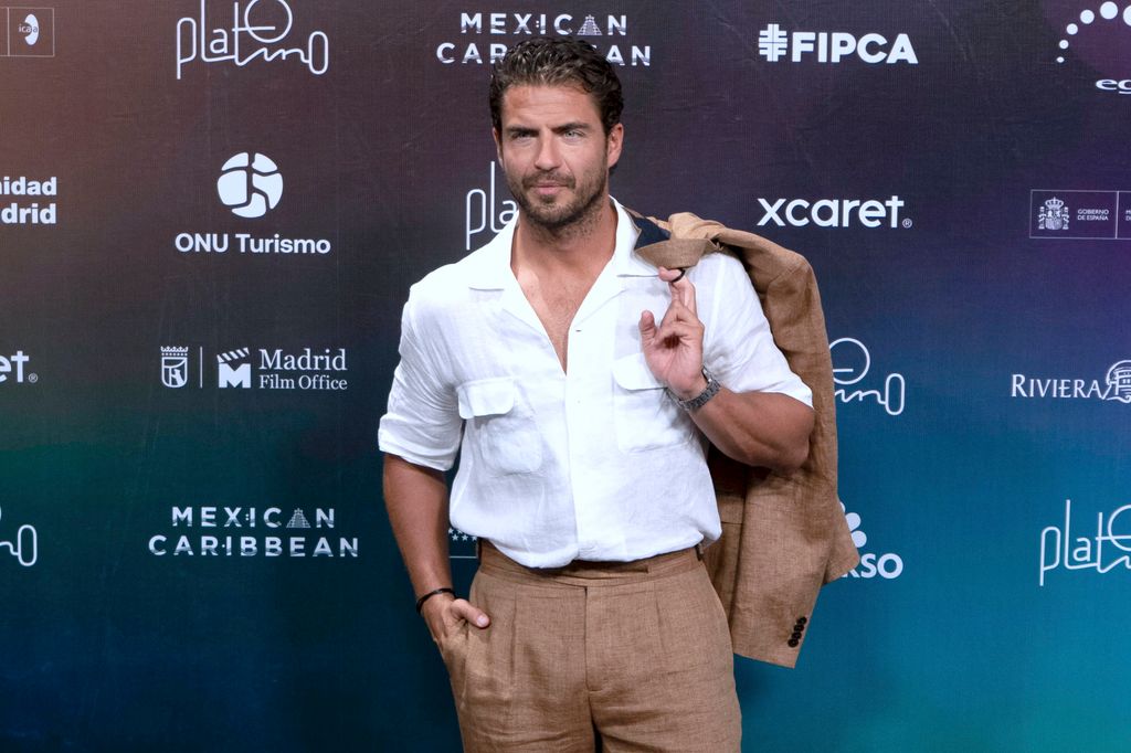 Maxi Iglesias en la alfombra roja de los Premios Platino