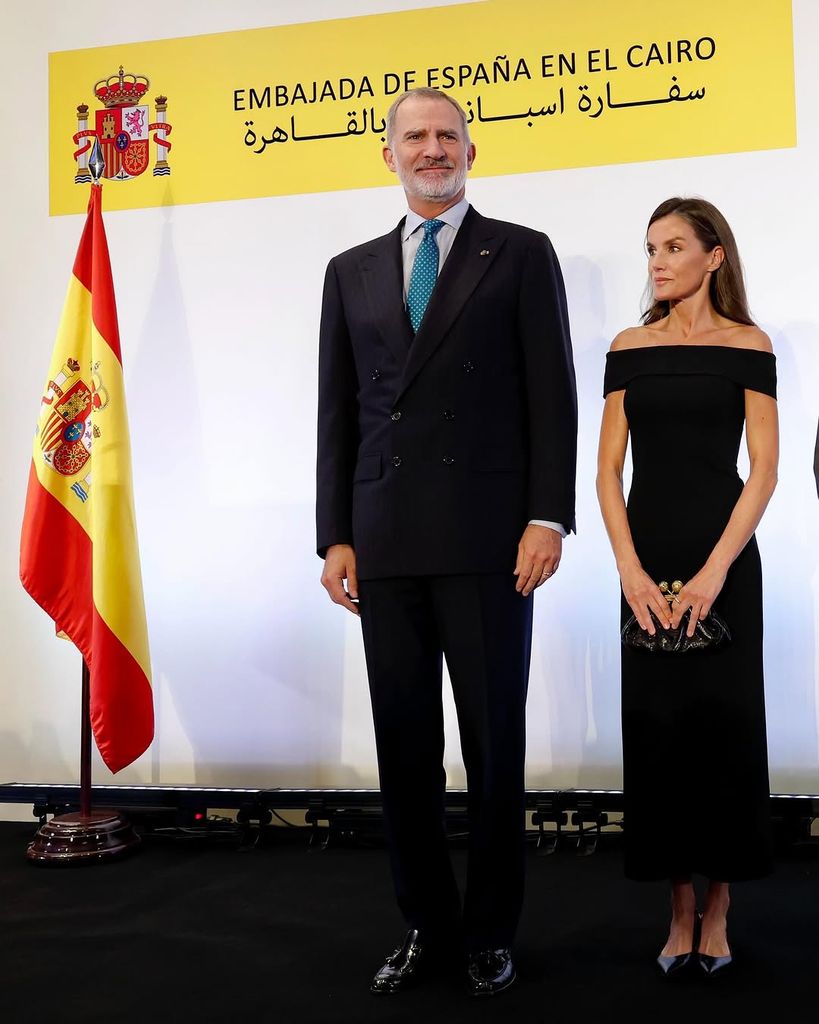 Los reyes Felipe y Letizia con la colectividad española que vive en Egipto 