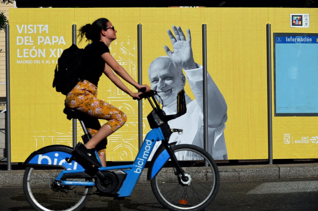 Madrid se prepara ya para una movilización sin precedentes, con refuerzos de Metro, cortes de tráfico, Bicimad gratuito y edificios iluminados con los colores del Vaticano durante la llamada "Noche en blanco y amarillo"