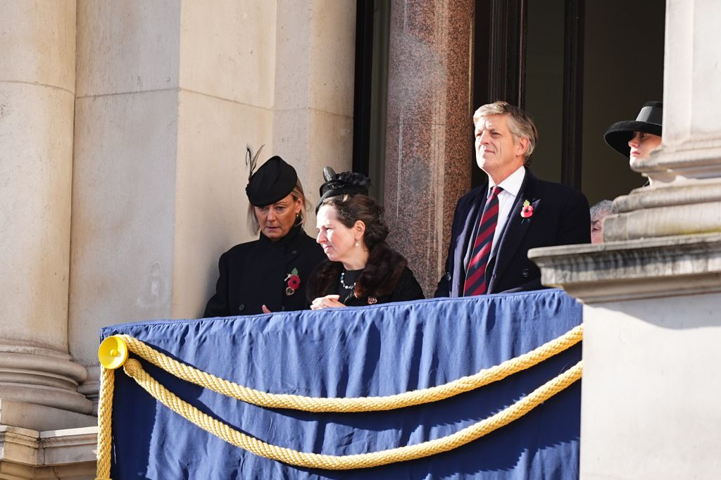 La gente observa desde un balcón del Ministerio de Asuntos Exteriores