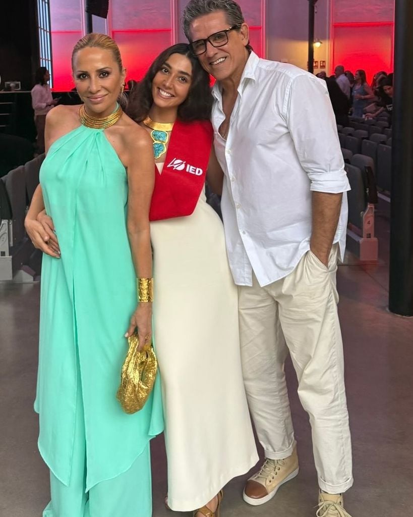 Marta Sánchez y Jesús Cabanas en la graduación de su hija