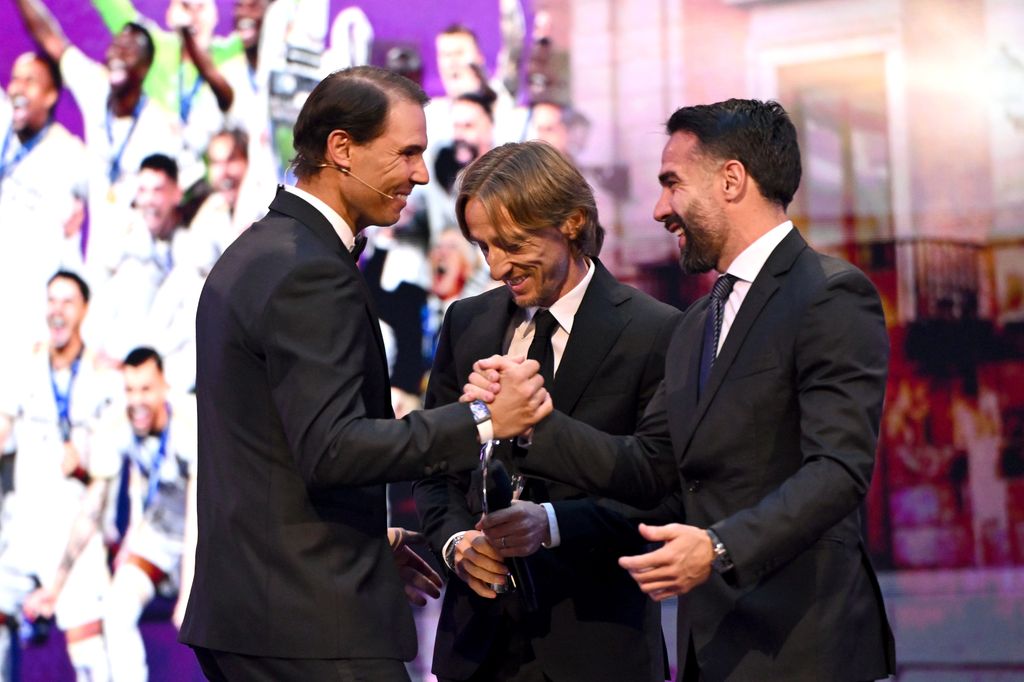 Dani Carvajal y Luca Modric aceptan el premio laureus a mejor equipo