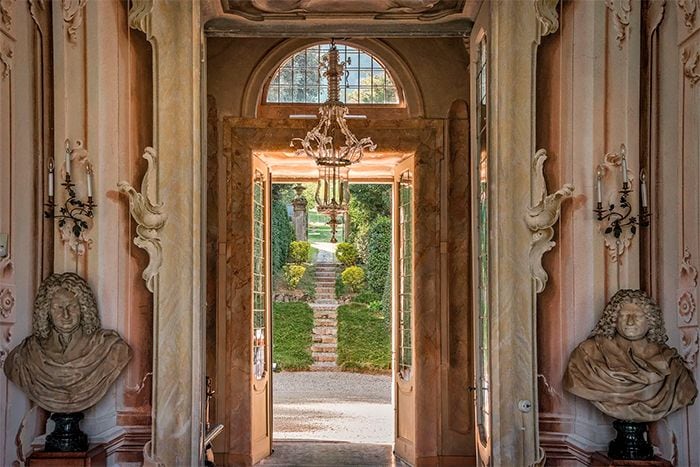 La pareja cenó en los jardines de la villa a la luz de pequeños candiles