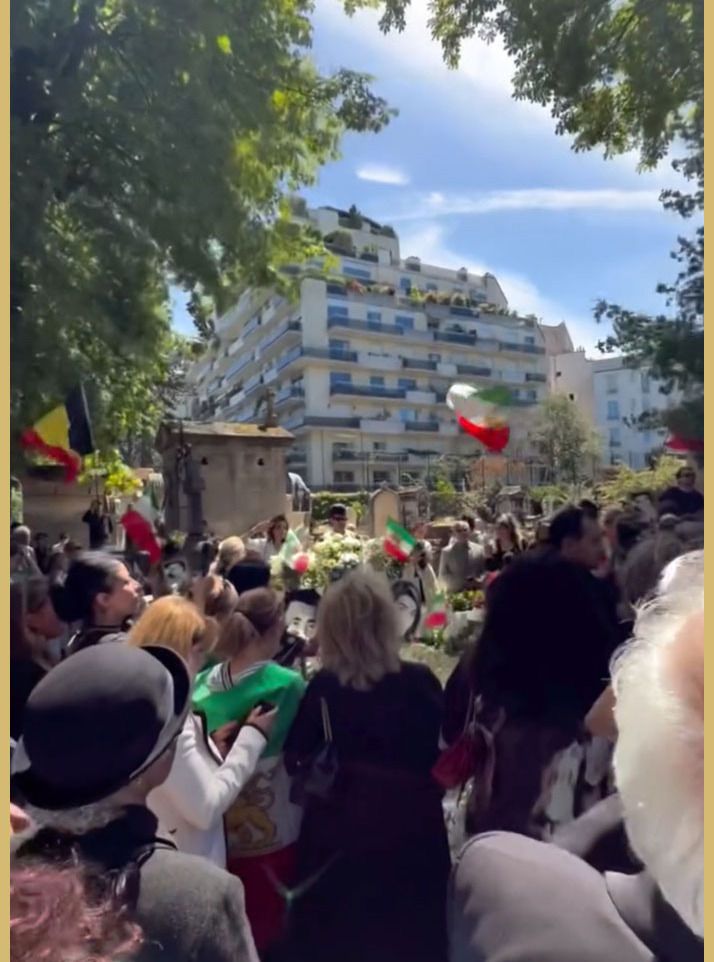 La emperatriz Farah compartió imágenes de la diáspora iraní que llegó al cementerio Passy de París con motivo del 25 aniversario del fallecimiento de su hija pequeña, la princesa Leila