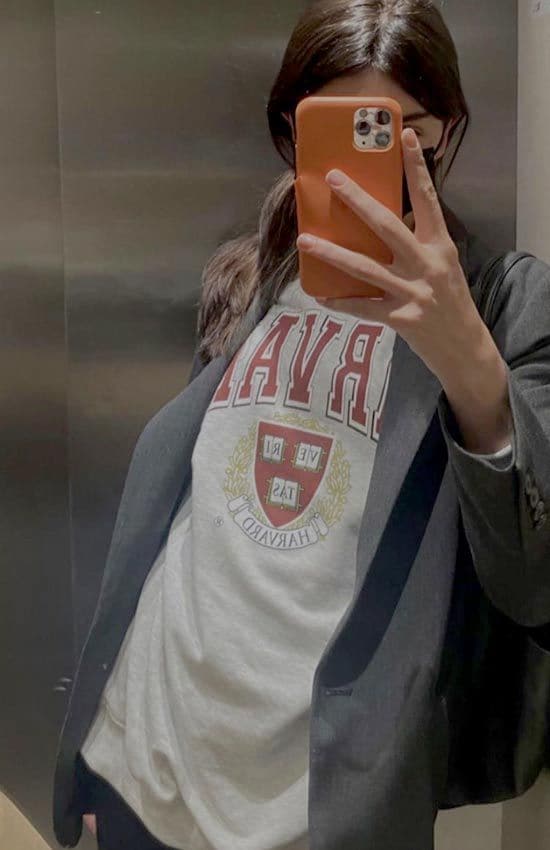 Lucía Rivera con sudadera 