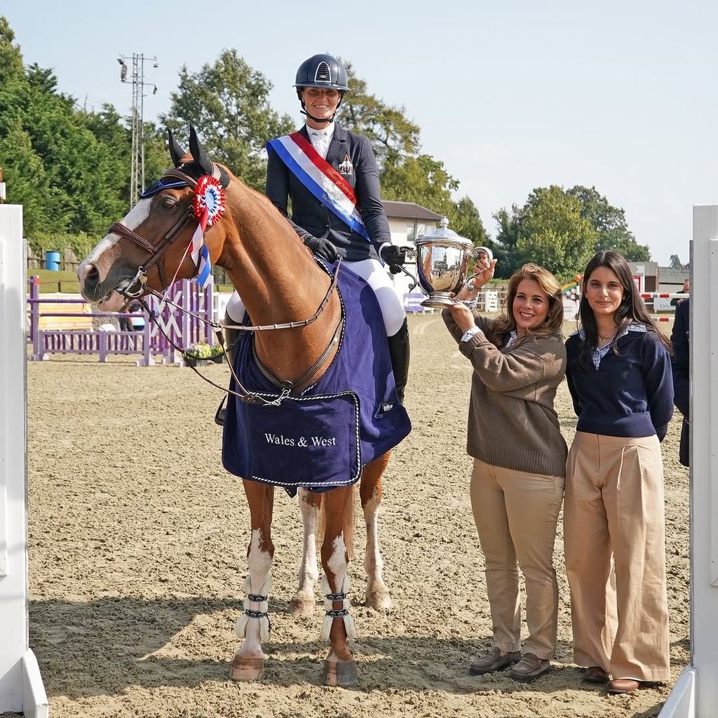 La princesa Haya de Jordania y su hija, la jequesa Jalila, en un evento ecuestre en Gales, Reino Unido 
