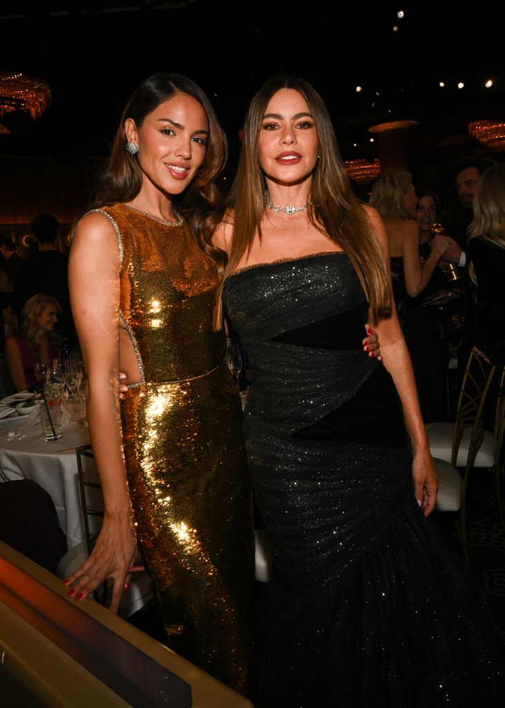 Eiza González y Sofía Vergara en la entrega de los Golden Globes 2025. 