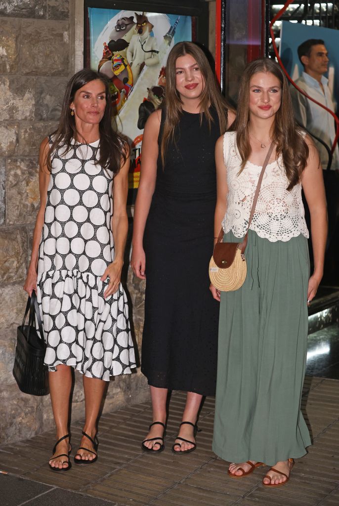 La familia real sale del Cine Rivoli en Mallorca.
