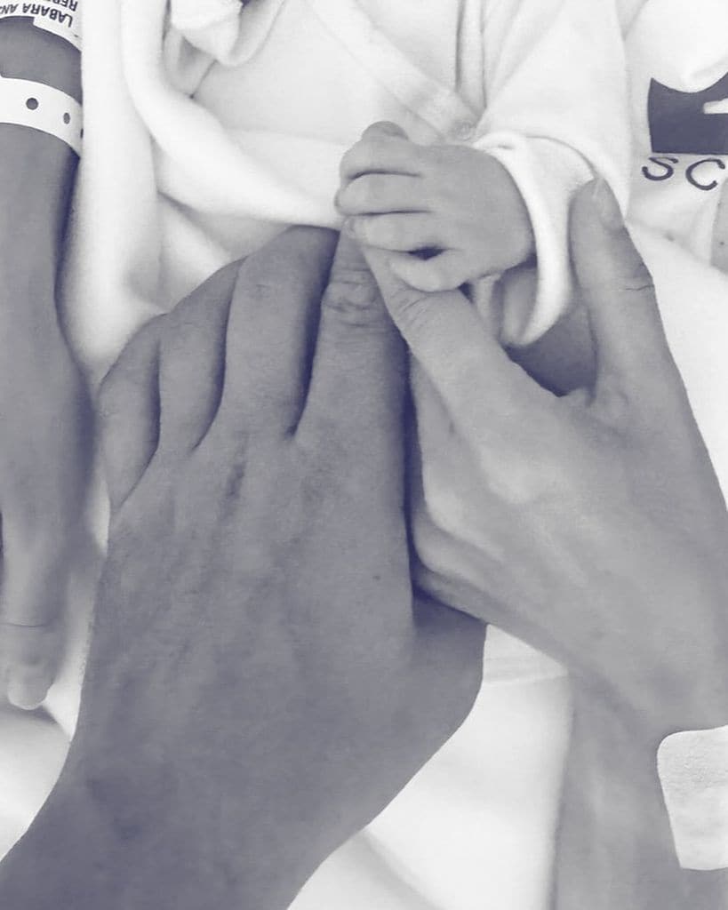 Rebeca Labara con su hijo de 8 meses tras el accidente en el que perdió la vida su marido