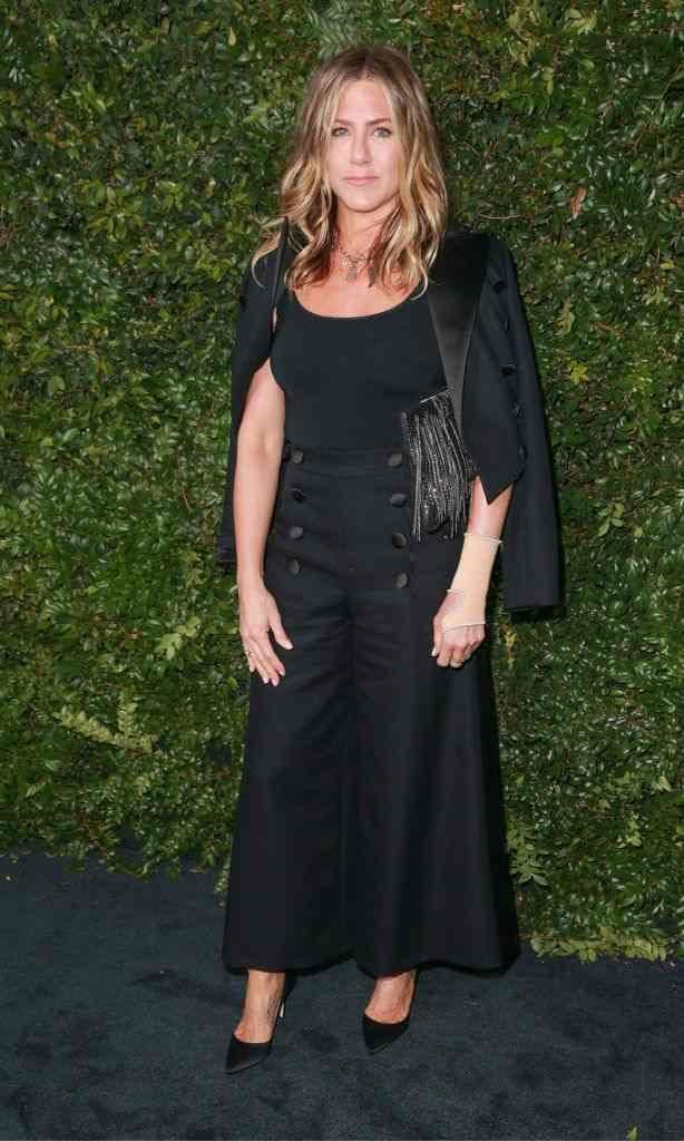 jennifer aniston con traje negro de chanel