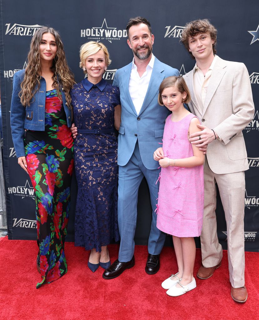 Noah Wyle celebró su estrella en el Paseo de la Fama rodeado de las personas más importantes de su vida: su mujer, Sara Wells, y sus hijos Owen y Auden, fruto de su matrimonio con Tracy Warbin, además de la pequeña Frances, nacida de su actual relación