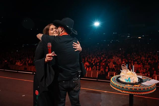 Yuridia fue sorprendida por Alejandro Fernández en pleno escenario y frente a 65 mil personas con un pastel por su cumpleaños