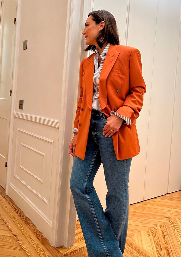 Tamara Falcó con americana naranja y look de oficina