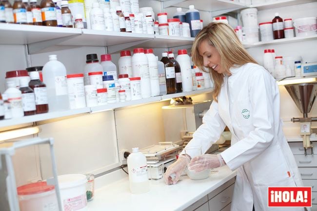 Meritxell, en el laboratorio de su farmacia de Andorra.
