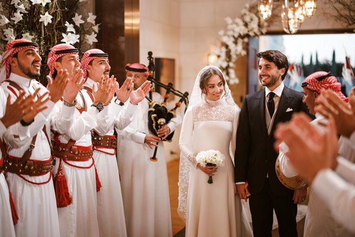 La Guardia Real hace el tradicional pasillo a la pareja entre aplausos