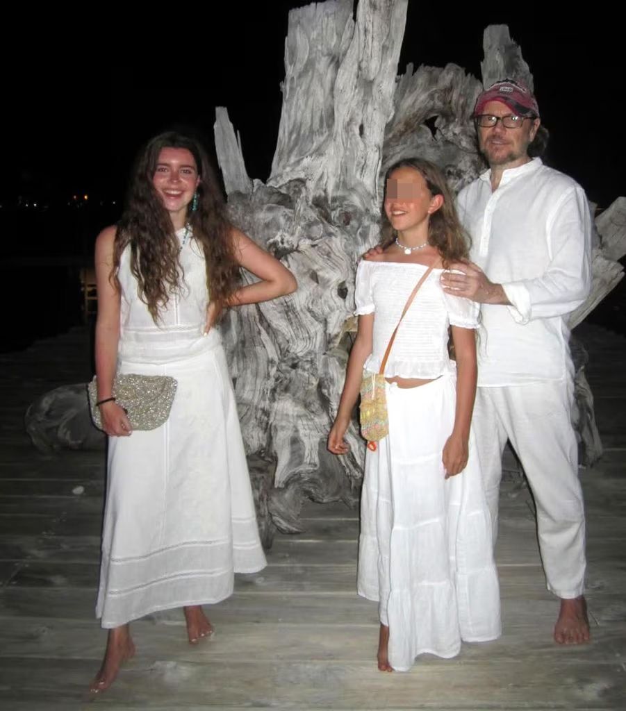 El actor y director, con sus hijas