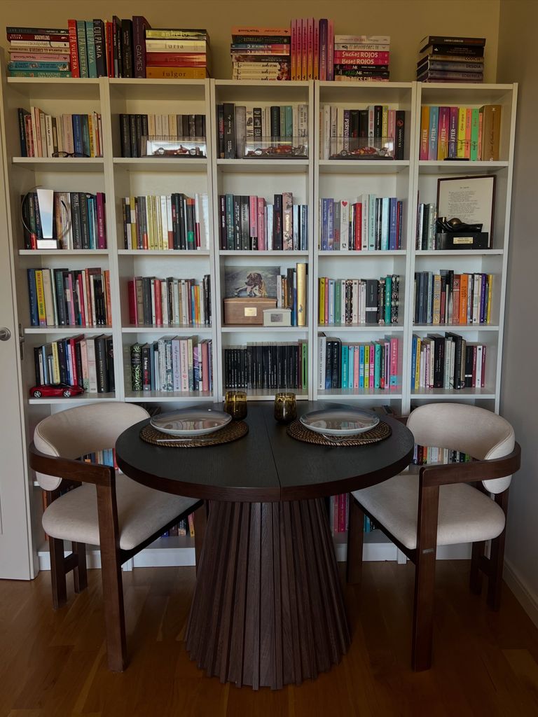 El comedor con superlibrería en la casa de Alejandra Rubio en Madrid
