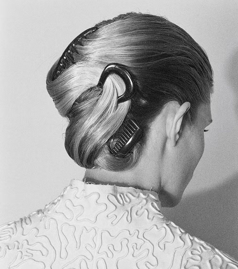El cabello para The Row por Guido Palau.