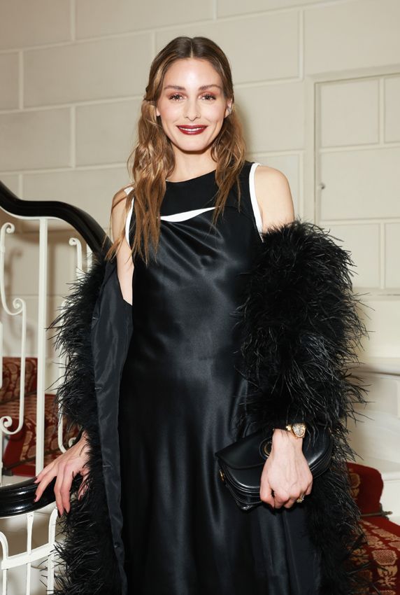 Olivia Palermo transforma el vestido lencero con plumas y un top básico
