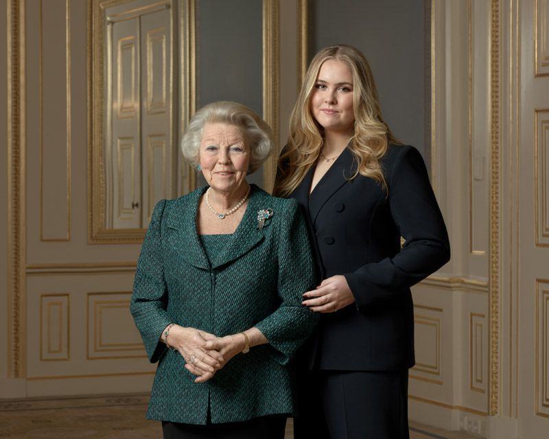 Amalia de Holanda con su abuela, la princesa Beatriz