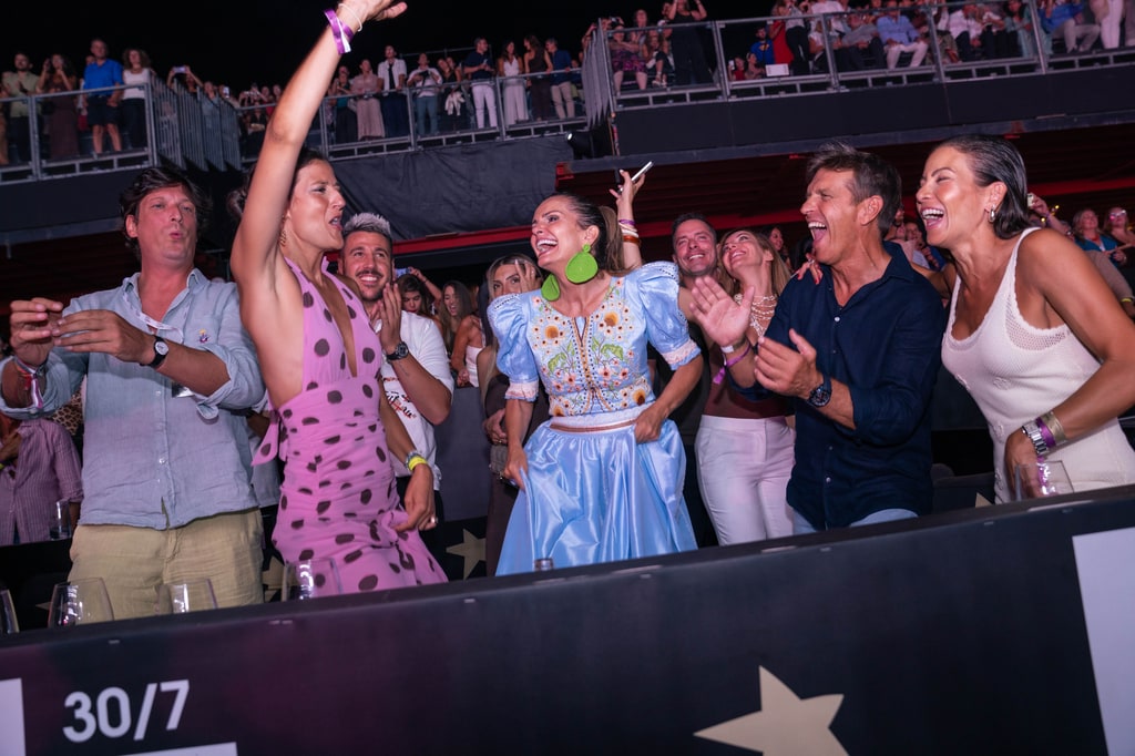 Clara Caruana bailando en el concierto de Alejandro Fernández en Starlite