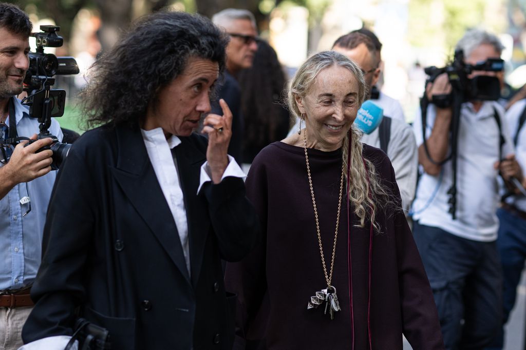 Sara Maino y Carla Sozzani en la capilla ardiente de Giorgio Armani en Milán este sábado