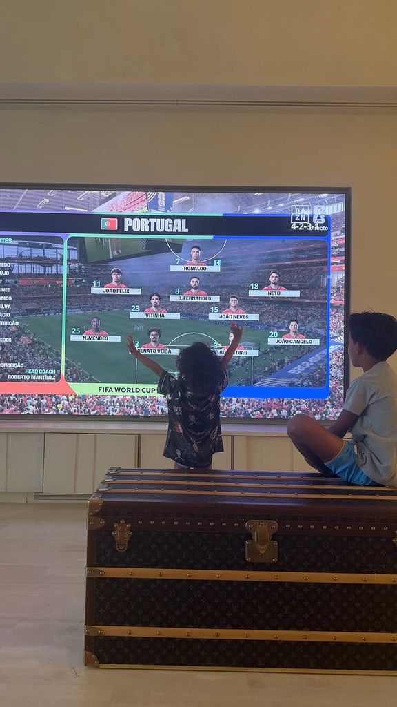 Georgina Rodríguez publicó esta foto de sus hijos viendo el juego de su padre con Portugal.