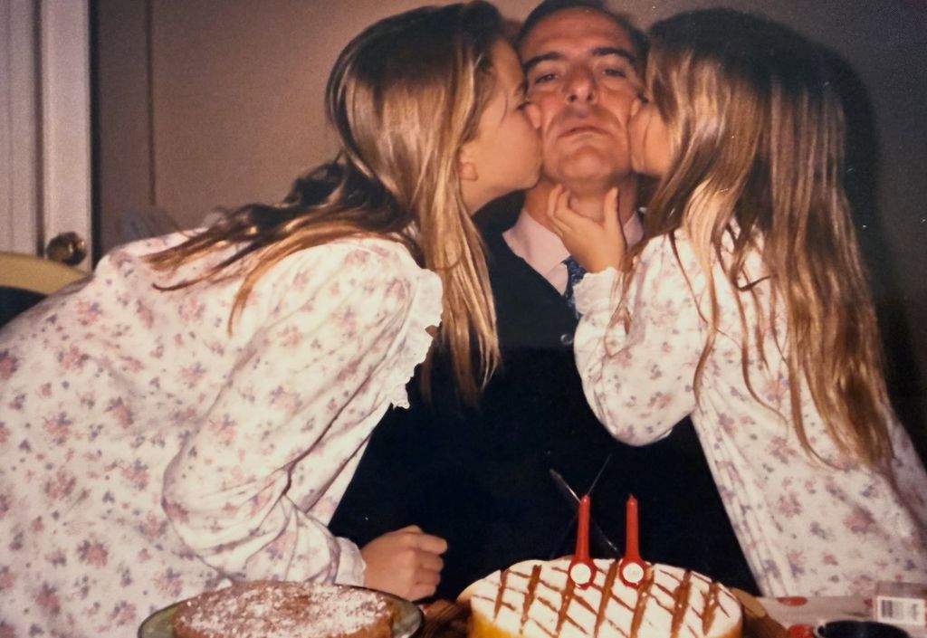 Entrañable recuerdo de las dos hermanas besando a su padre, Carlos Goyanes