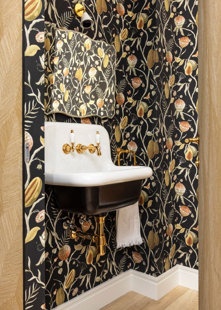 Aseo de cortesía con papel pintado estampado