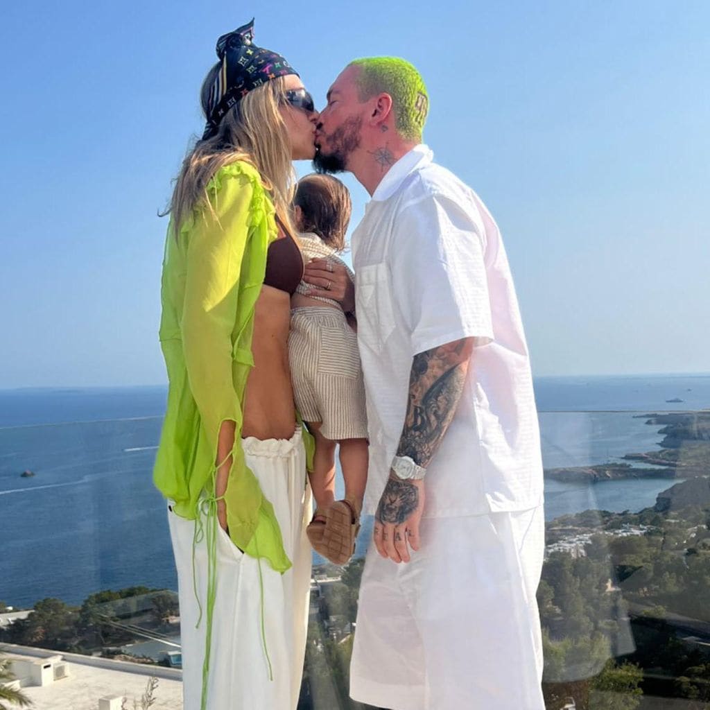 j balvin y valentina ferrer celebran a su hijo r o
