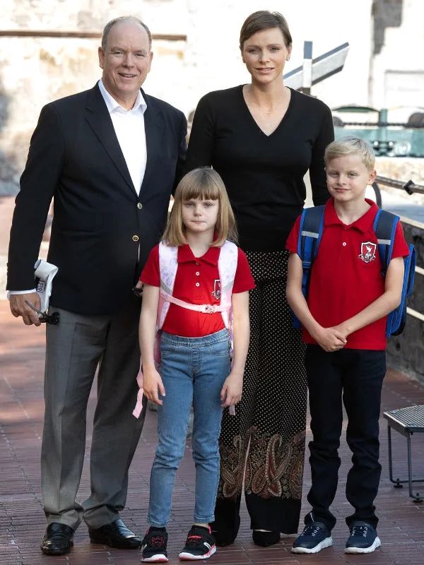 Charlene y Alberto de Mónaco con sus hijos