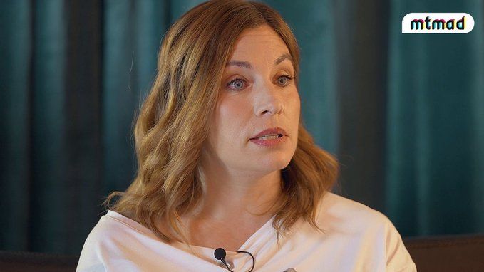 Primer plano de Leire Martínez en una entrevista para Mediaset