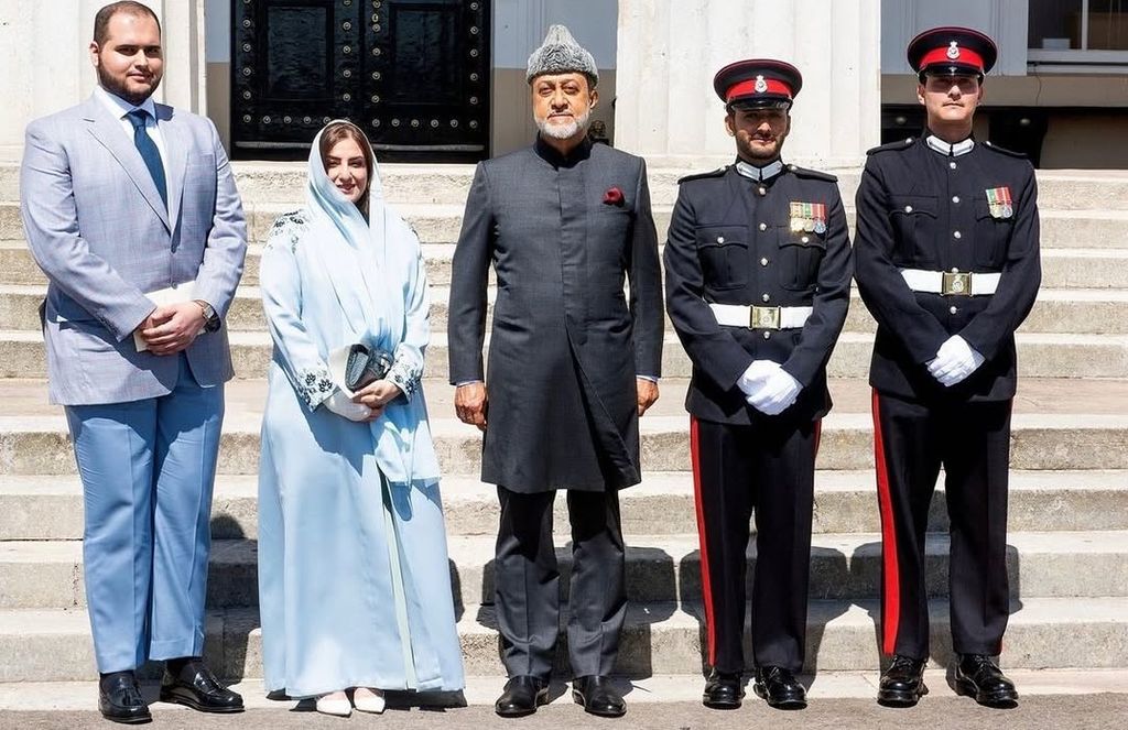 Aunque en su cuenta oficial no abundan los retratos familiares al uso, sí que hay algunos, como este que fue tomado con motivo de la graduación militar del príncipe heredero de Omán en la Real Academia de Sandhurst, en el Reino Unido, la misma en la que se formaron los príncipes Guillermo y Harry y que es la escogida por muchos hijos de jefes de Estado