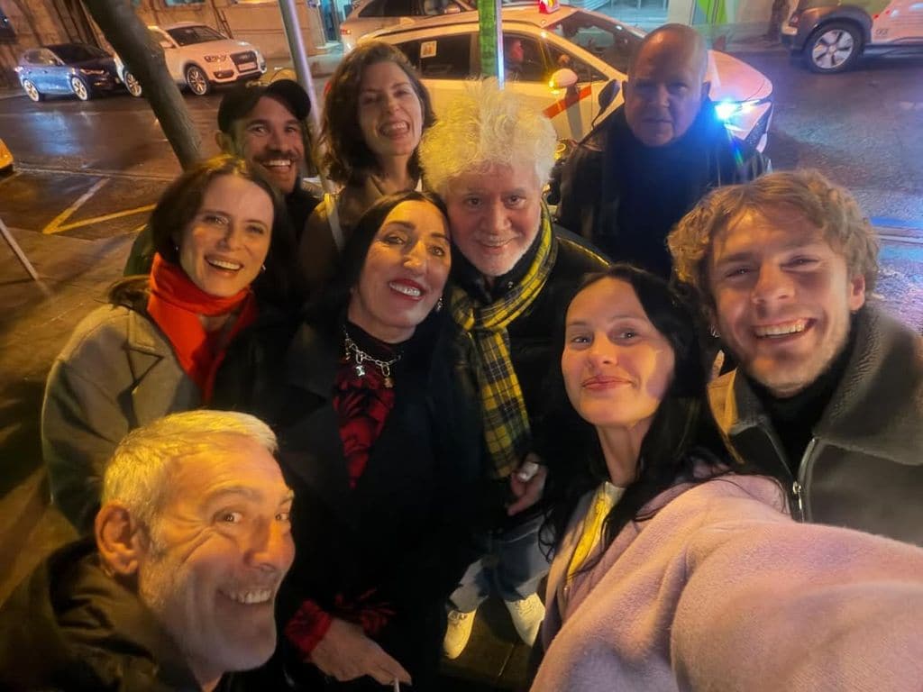 Una foto grupal de los protagonistas de 'Amarga Navidad' y su director, Pedro Almodóvar