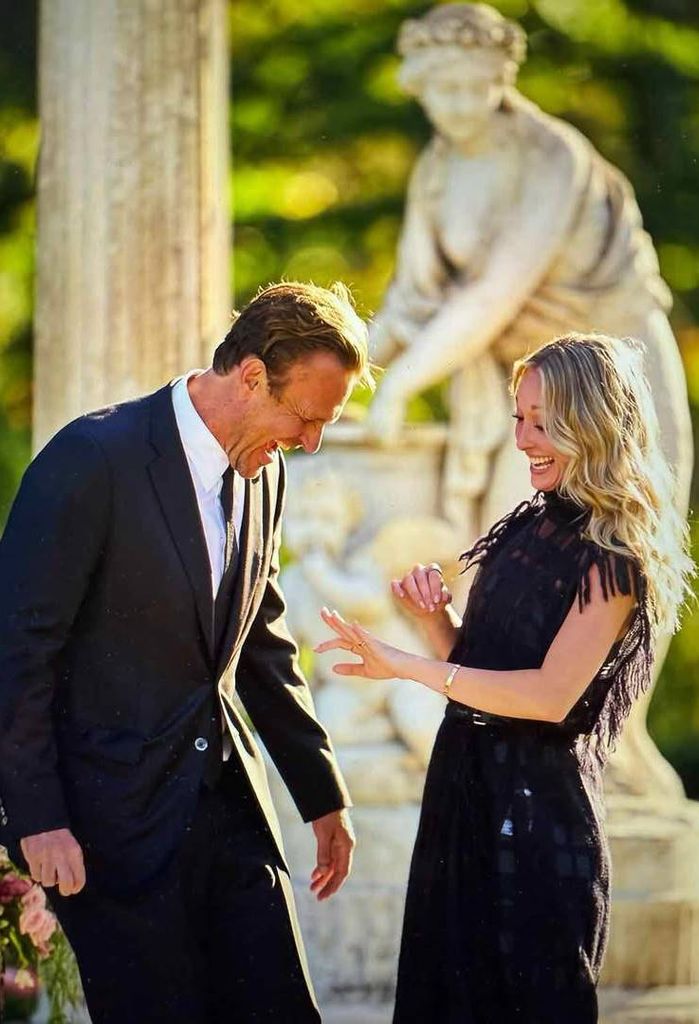 Tras comprometerse la pareja mire emocionado el anillo en la mano de Kayla