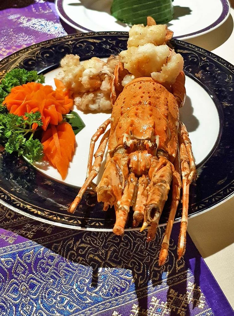 Langosta flameada con curry rojo del restaurante Ruen Thai de Phuket