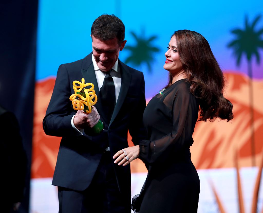 Salma Hayek entregando un premio a Antonio Banderas