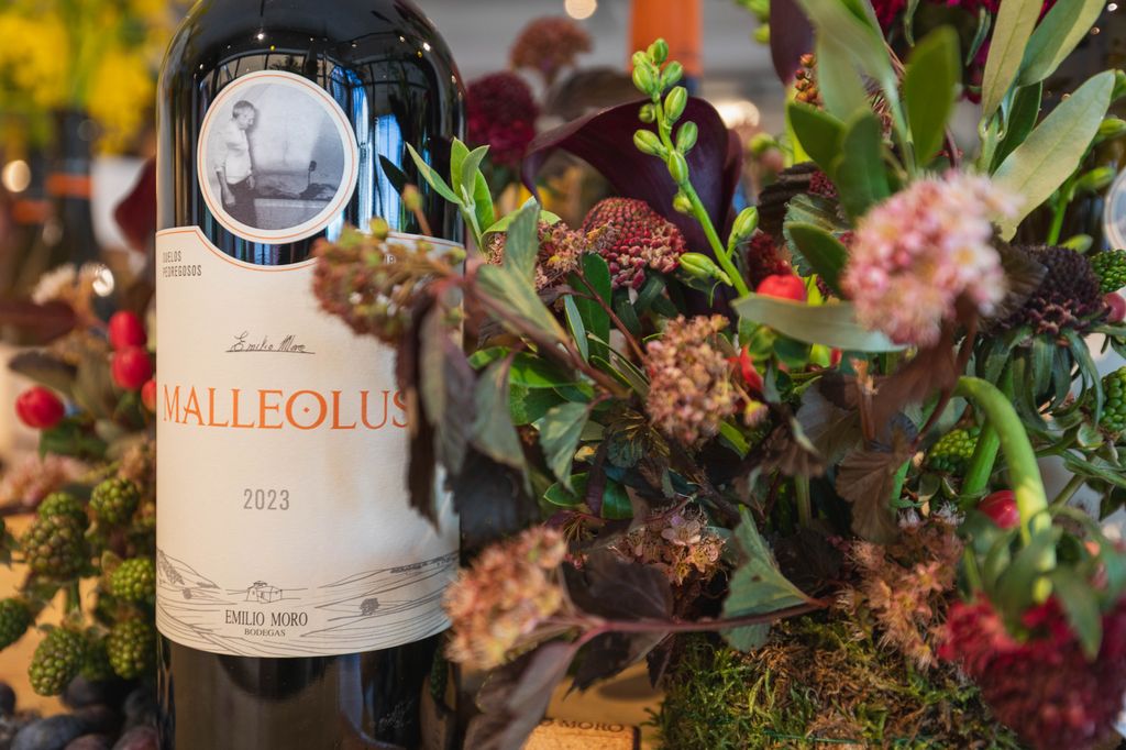 Botella de vino Malleolus con flores