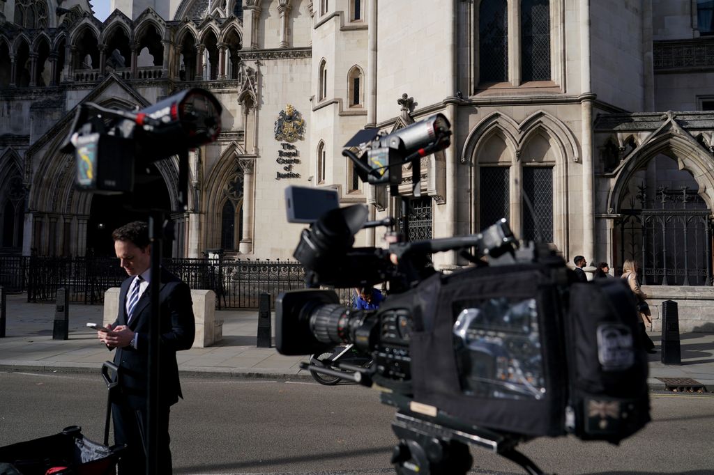 Expectación en las Reales Cortes de Justicia antes de la audiencia vinculada al príncipe Andrés este 8 de octubre de 2026 en Londres