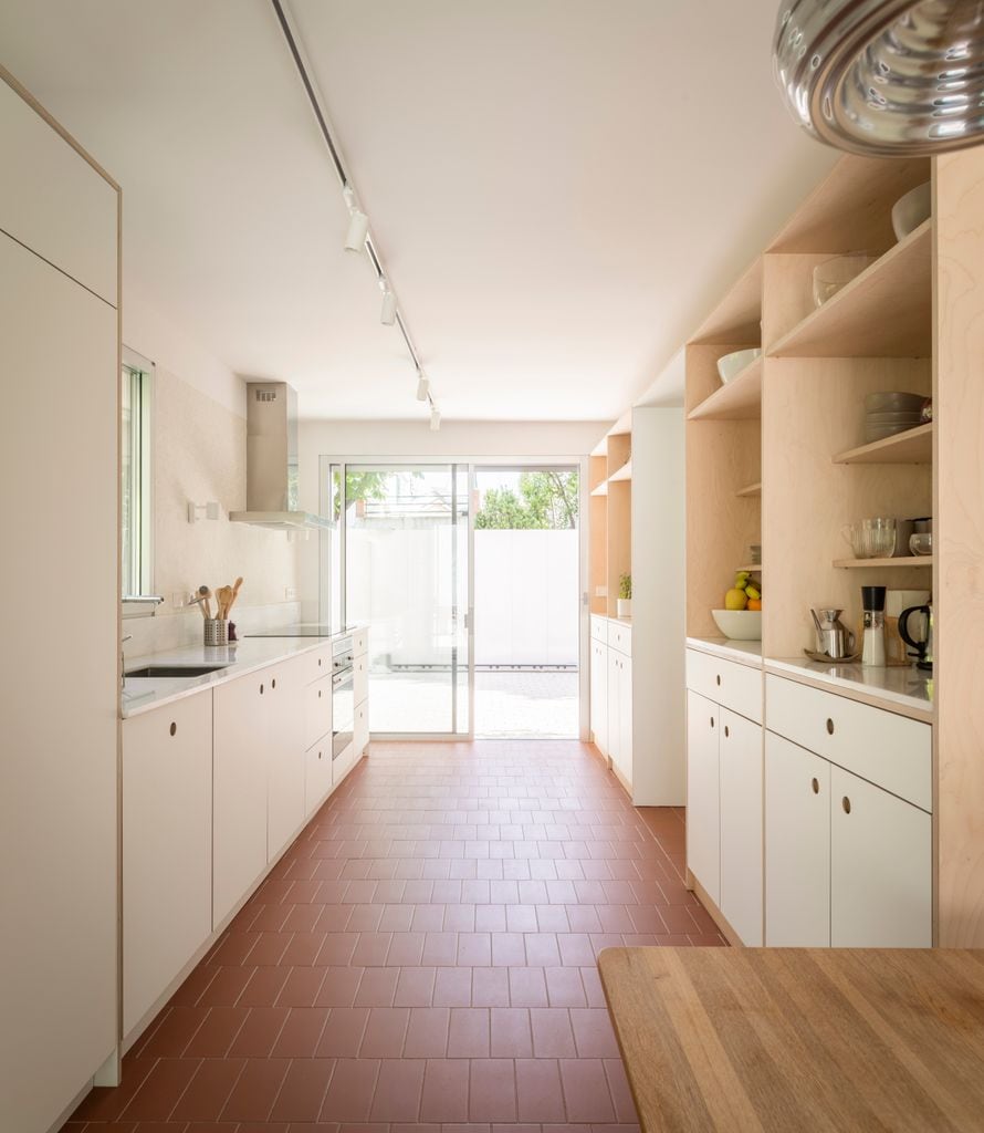 Cocina blanca con suelo de gres