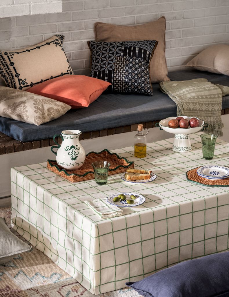 Mesa de centro con funda a rayas