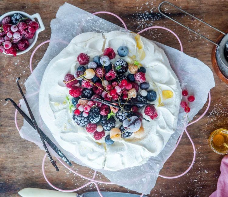 Paulova con frutos del bosque
