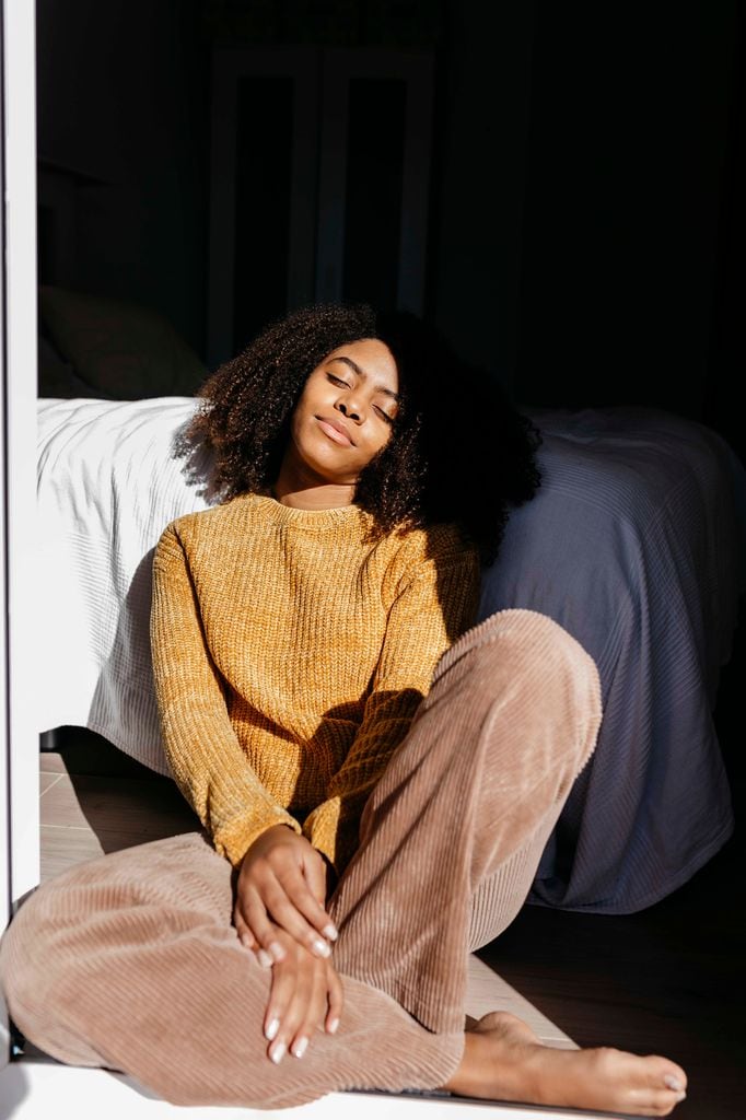 chica sentada sol ventana