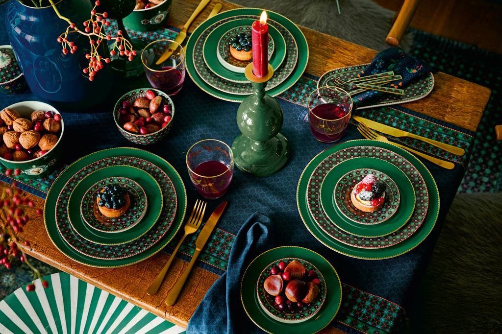 Mesa decorada en tonos verdes y azules oscuros