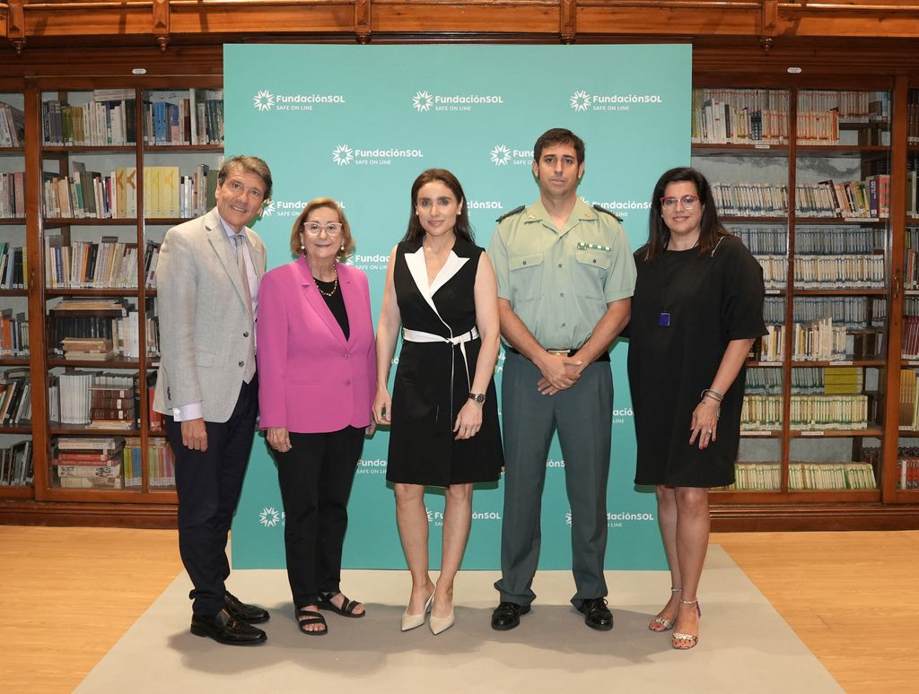 Parte del equipo de la fundaciónSOL junto a un representante de la Guardia Civil en la presentación del informe