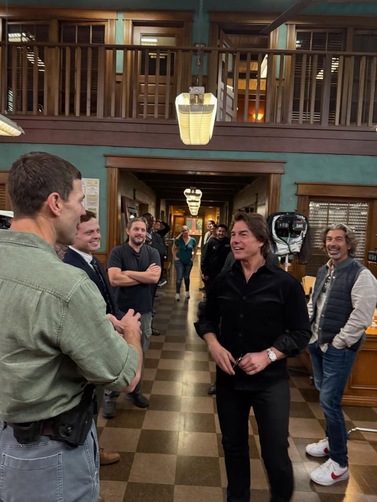Tom Cruise estuvo en su salsa dando consejos, contando anécdotas y mostrándose muy cercano con todo el equipo de 'NCIS.Origins'
