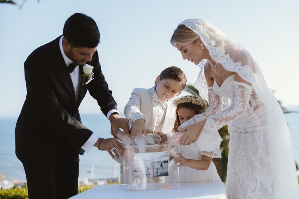 Carlos Vela y Saioa renovaron sus votos en compañía de sus hijos: India y Romeo.