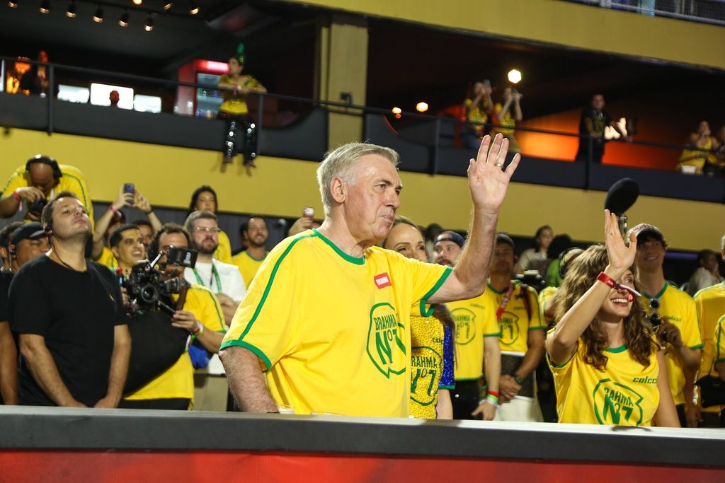 Con una camiseta con los colores de la bandera de Brasil, el actual entrenador se mostró de lo más simpático con el público