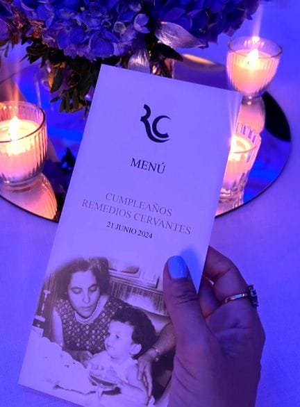 La nostálgica imagen de Remedios Cervantes cuando era niña junto a su madre, sobreimpresa  en la carta del menú de la fiesta